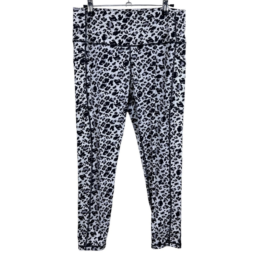 ZYIA Active Brilliant Pattern 7/8 Pocket Leggings in Snow Leopard